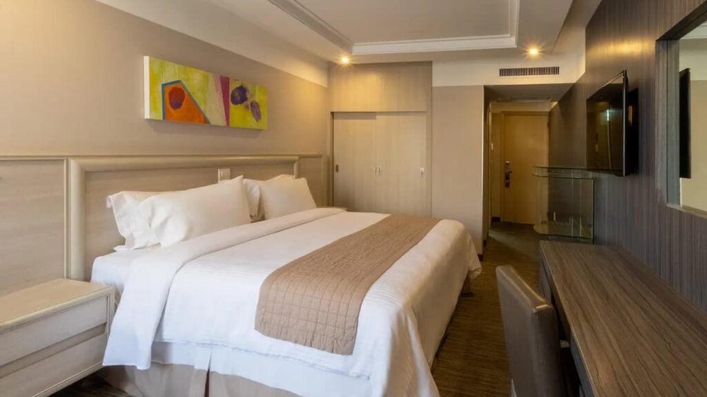 O dilema do viajante economizar na hospedagem ou investir em conforto