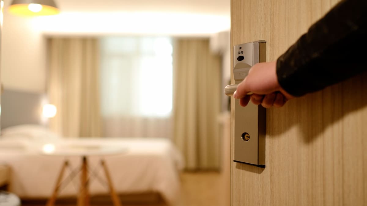 O dilema do viajante economizar na hospedagem O dilema do viajante economizar na hospedagem ou investir em conforto