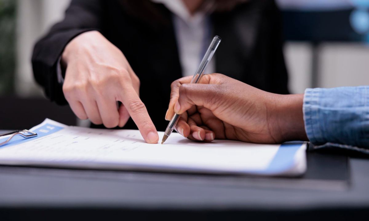 Recebeu uma ligação ou proposta suspeita sobre clube de férias Veja o que fazer (2) Signing a contract