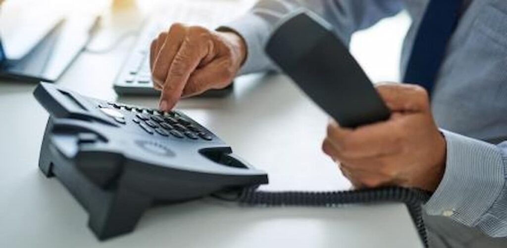 Com o crescimento do turismo digital, golpistas se passam por empresas em chats, e-mails e WhatsApp. Entenda como essa fraude sofisticada mina a confiança e captura dados e pagamentos.