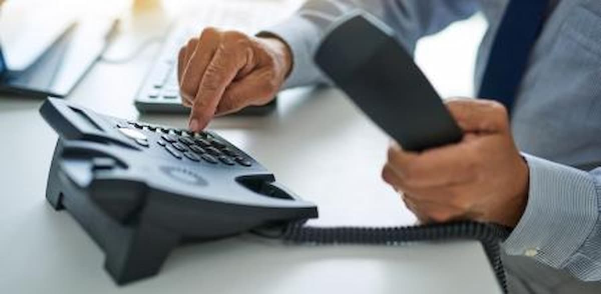 Com o crescimento do turismo digital, golpistas se passam por empresas em chats, e-mails e WhatsApp. Entenda como essa fraude sofisticada mina a confiança e captura dados e pagamentos.