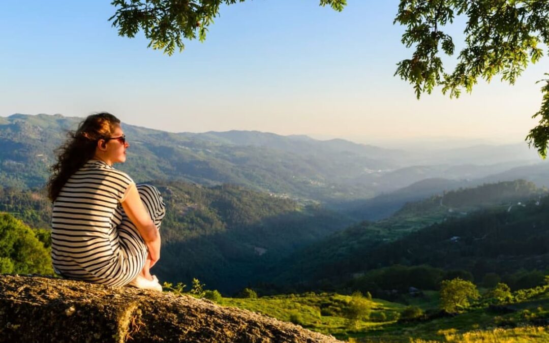 Viajar para Desconectar ou Conectar O Dilema da Hiperconexão no Turismo